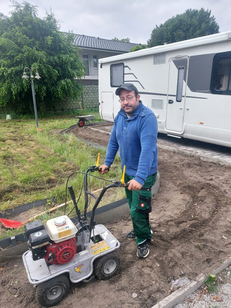 Aufbereitung des Bodens für den Rollrasen
