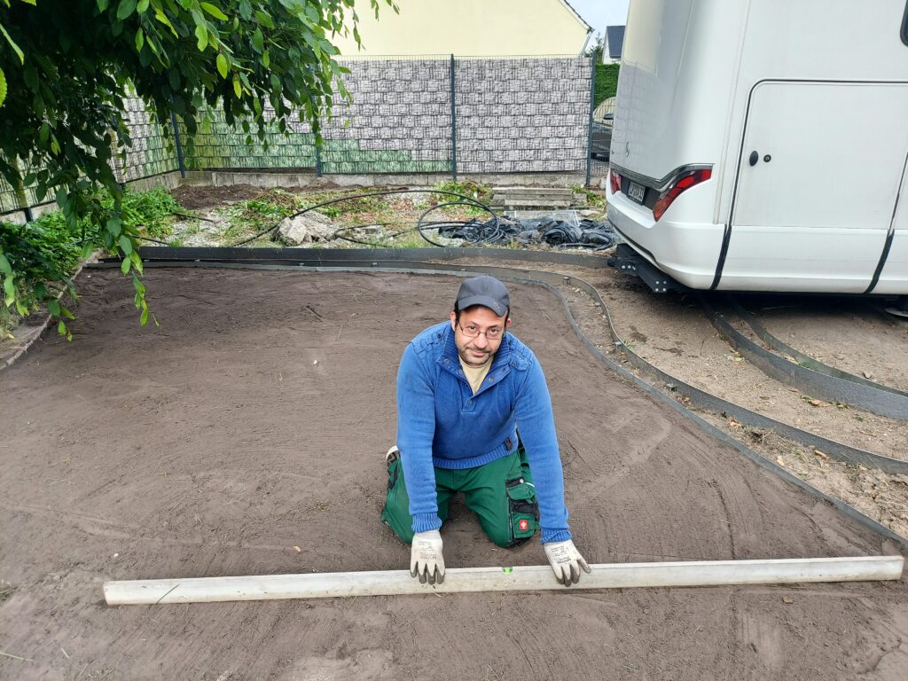 Eine gerade Fläche ist die Voraussetzung für eine ebene Rollrasenfläche.