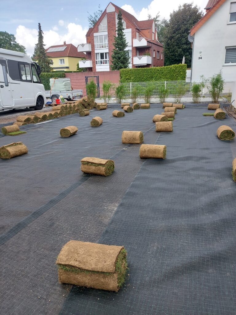 Je nach Untergrund werden wasserdurchlässige Stoffbahnen vorab verlegt. 