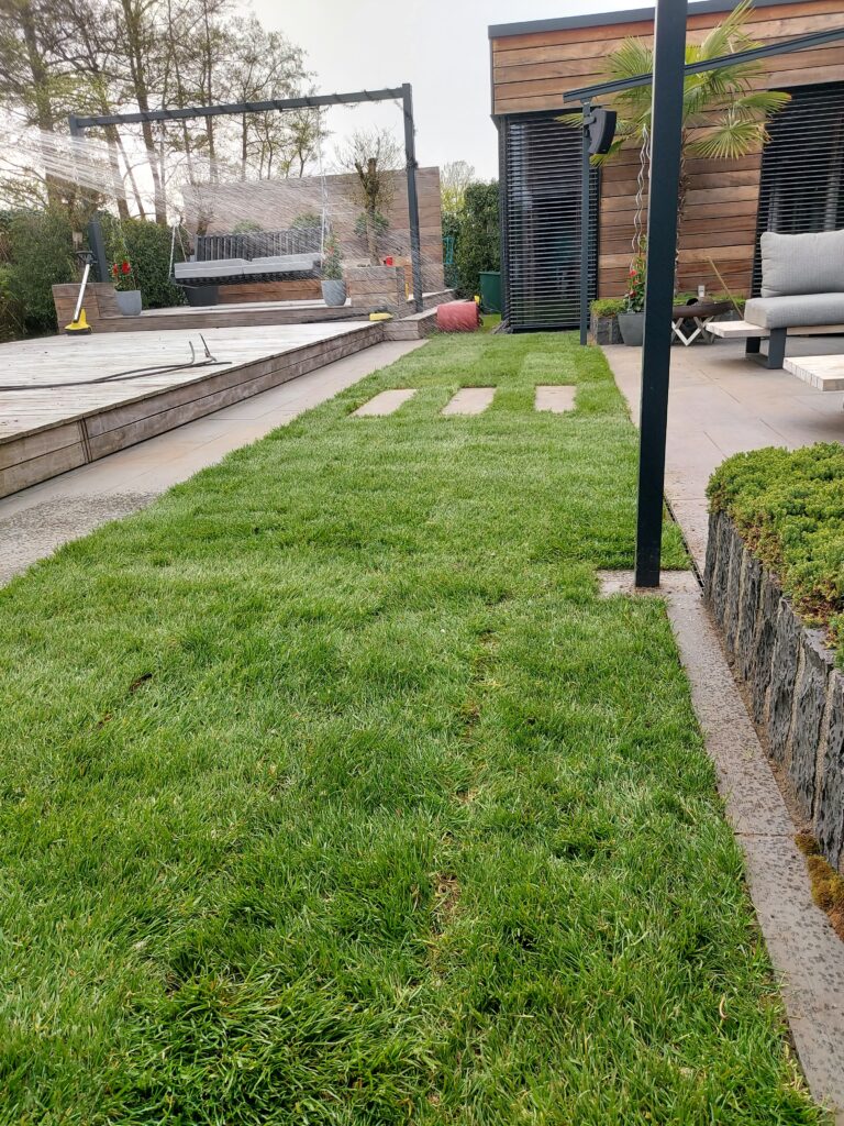 Die zuvor verlegten Steinplatten wurden integriert.