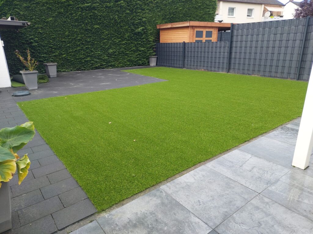 Die neue Rasenfläche.